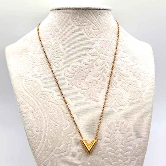 LOUIS VUITTON ESSENTIAL V NECKLACE - Picture 1 of 5